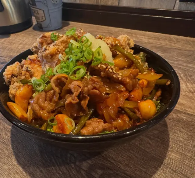 コンチワテンチョデス🙌

唐揚げ＆とことんニンニク牛丼始まってます‼️🧄

昨日は早速何杯か注文をいただきましたが、
面白いことに皆さん
温玉をトッピングされてました👏
いいっすよね、温玉👍

僕的にはマヨネーズも良きなんですよ！！
多分ご飯300gじゃ足りんくなる！！笑
2ヶ月限定の丼なので今のうちにガッツリ食べに来てください👋

10月11月の限定丼は
アンケート募集の中から決めたいと思います🔆

 #ハングリーボウル
 #ニンニク
 #肉
 #どんぶり
 #カフェ
 # 佐賀
 #ランチ
 #グルメ