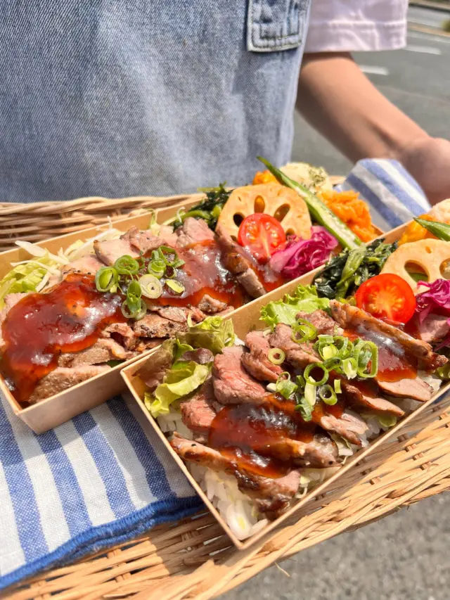 こんにちは！佐賀市のHungrybowl marketです

今日から7月、いよいよ夏になりましたね

暑い季節はどうしても食欲が落ち気味、暑い▶︎食欲ない▶︎冷たい物をよく食べる▶︎体力が落ちていくみたいなループに入っちゃいますよね

そんな時こそ美味しく楽しいマーケットのお弁当はいかがでしょうか？

心も楽しく美味しく健康にをコンセプトに毎日色んなお弁当ご準備しております

是非足を運んでみてくださいね

 #佐賀 #佐賀市 #佐賀グルメ #佐賀弁当 #佐賀市グルメ #佐賀市弁当 #オーダーメイド弁当 #青春弁当