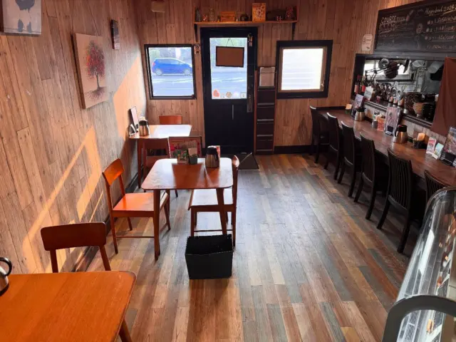 こんばんは👋
店長です。

うちの店🍴
Hungry  bowLについて‼️‼️
知らない人が多いみたいなのでどんなお店なのかお伝えしますね‪🌱‬

Hungry bowLは2014年から営業している
どんぶり×カフェをコンセプトにしたちょっと変わったお店です🍚
もう11年経ってますね💦
ちなみに私店長は2019年から働き始めましたので
Hungry歴7年と言った所になります。

場所は
佐賀市与賀町6-21で
佐賀大学近くになります🤲

営業時間は🕙
ランチ  11:30~15:30(ラストオーダー15:00)
ディナー  18:00~18:00(ラストオーダー21:30）
時間間違えて来る人多いので確認してね✌️

定休日は月に1回で
第2水曜日もしくは第3水曜日になります🙏

そして皆さん意外と知らないのが
Hungry bowLは2階があること！！
ご来店していただいたお客様に
「2階があるんですね〜」とよく言われます😌
そうなんです。
あるんです‼️‼️あるんですよ‼️

だからゆったり座れますし
子連れのお客様も来やすいし、大人数でも問題無し、、
だから、、、
是非とも皆様のご来店お待ちしております🙇‍♂️🙇‍♂️

店の事を知りたかったら
お尋ねください👋
 
 #どんぶり
 #カフェ
 #佐賀
 #変な店
 #おいしい
 #ハンバーグ
 #唐揚げ
 #ステーキ