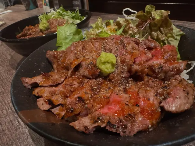 こんばんは！
本店の店長です👋

昨日は金曜日ステーキ丼大特価の日でした👏👏
皆さん食べに来られましたか？
いつまでやるかは分かりませんが
あまり人気が無いと企画打ち切りになる可能性があります💦
来週もやりますので良かったら食べに来てくださいね🫶

さあて
今日も朝からオードブル作ったり大量のテイクアウト作ったり大忙しです‼️
夜も忙しくなるのを期待してお店営業します✨️✨️
皆さんのご来店お待ちしてます🙌🙌

 #どんぶり
 #カフェ
 #佐賀
 #グルメ
 #ランチ
  #唐揚げ
 #ハンバーグ
 #ステーキ