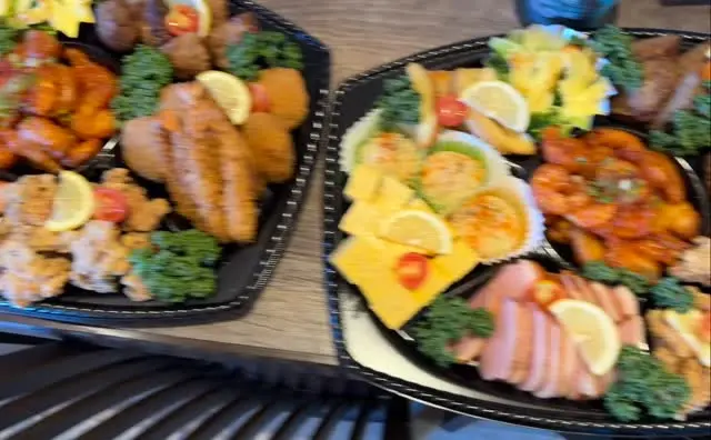 店長スマイル☺️

今日もオードブル作成👏👏
自分で言うのもなんですが人気ですね、
オードブル、笑

受け取りの際に美味しそうと言っていただけて
とても嬉しかったです🫰
残りお盆期間の営業しておりますので
家族や友達と食べに来てくださいね👋

今月定休日は20日ですので
よろしくお願いいたします🙏

 #どんぶり
 #唐揚げ
 #肉
 #カフェ