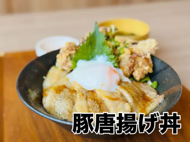 こんにちは😊
小城市三日月町にあるHungry  bowL 2ndです♪

いやー😹かなり雨や雷⚡️がゴロゴロなってますねー💦
皆様大丈夫ですか？？

写真は当店自慢の唐揚げと柔らかい佐賀豚を使った
豚唐揚げ丼になります😊
ジューシーな唐揚げと食べ応え充分な佐賀豚バラを使用したコラボ丼になります！

ご来店された際には是非1度ご賞味くださいませ🙌
ディナーも沢山のご来店お待ちしております♪

-・-・-・-・-・-・-・-・-・-・-・-・-・
Hungry bowL 2nd
佐賀県小城市三日月町長神田1055-1
TEL☎️0952-37-7004
lunch 11:00〜15:30(lo15:00)
dinner 17:00〜21:30(lo21:00)

#佐賀カフェ
#佐賀ランチ
#佐賀ディナー
#佐賀グルメ
#小城ランチ
#小城ディナー
#小城グルメ
#小城カフェ
#お子様連れ
#食べスタグラム
#hungrybowl2nd 
#hungrybowl
#観光#旅行#日帰り
#ドライブ