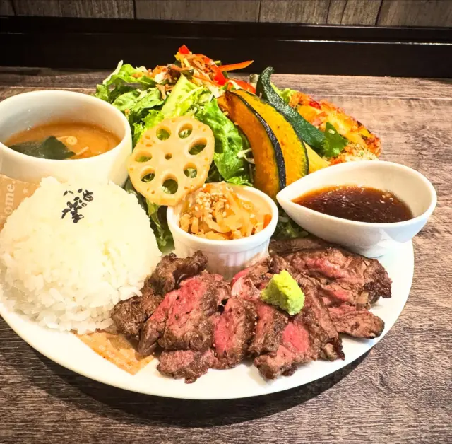 こんにちは🔆
店長です。
なんで今日はこんなに寒いのか、
朝も布団から出るのに苦労しました💦

Hungry bowLはどんぶりのお店、、ですが
ステーキとサラダがもりもり入っている
ステーキプレートもメニューにございます☝️

ごはんよりも野菜を沢山食べたい人はおすすめで
女性のお客様によくご注文頂いております✨️✨️

もう年末まであと少し
おせちオードブル、クリスマスケーキ共に
ご予約承っておりますので気になる方はお問い合わせください👋

 #カフェ
 #佐賀
 #肉
 #唐揚げ
 #ごはん
 #どんぶり
 #福岡
 #グルメ