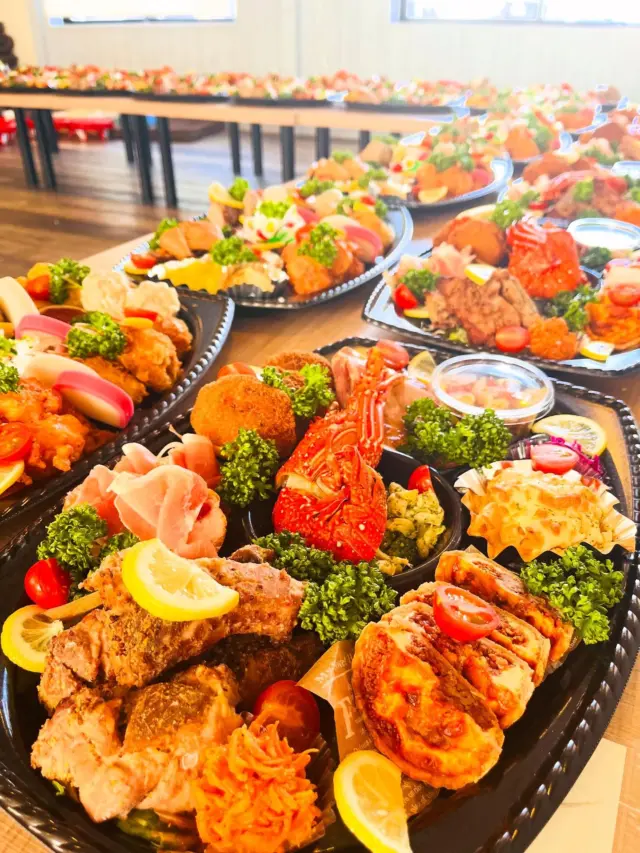 遅ればせながら、明けましておめでとうございます🎍✨✨
昨年は、たくさんのお客様に当店のお弁当を食べていただくことが出来まして、感謝でいっぱいの1年でした✨

年末は、100台を超えるたくさんのおせちオードブルのご予約ありがとうございました😊
受渡しの際、皆様から「お疲れさまでした」「今年も楽しみにしてました」などと、心温まるお言葉をいただき嬉しかったです🥰

また、昨年は様々なイベント出店をさせていただきました🌼たくさんの方々にお声がけをいただき、本当にありがとうございました😭
今年もいろんなイベント会場でお会い出来るのを楽しみにしております💕

2026年も、たくさんの方にハングリーボウルマーケットのお弁当で笑顔になっていただけるよう心を込めてお作りしていきます🍙✨✨

本年もどうぞよろしくお願いいたします☺️

#2026年
#ハングリーボウルマーケット
#今年もよろしくおねがいします
#佐賀市お弁当
#佐賀市テイクアウト