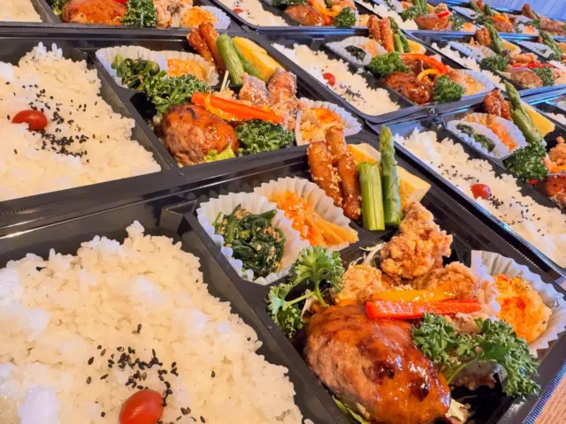 こんばんは🙌
本店店長です。
⁡
今日も大口のお弁当注文を頂きておりましたので
朝からせっせと作らせて頂きました🙏
ありがとうございます🫰
⁡
明日もオードブルの注文を沢山頂いております✨️
忙しいですがそれよりもご利用頂いて貰えてることに感謝と嬉しさをとても感じております☺️👏
⁡
お弁当やオードブル、
注文する機会がありましたら
一度Hungry bowLへお問い合わせしてみてはいかがですか？
ご要望などがあればご相談下さい👋
⁡
 #Hungrybowl
 #ハングリーボウル
 #佐賀
 #福岡
 #長崎
 #九州
 #西日本
 #カフェ
 #ご飯
 #飲食店
 #ランチ
 #ディナー
 #唐揚げ
 #どんぶり
 #肉
 #ガッツリ
 #사가
 #사가정카페 
 #사가정맛집