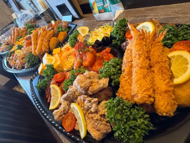 ⁡こんばんは。
今日は雪が積もらなかったですね、⛄️
雪景色を見れるのをちょっと期待してた店長です。

本日もオードブルをたくさん作らせて頂きました🙏
店内もたくさんのお客様にご来店頂いており賑わっておりました💦
ご来店のご予定ございましたら一度お席の空き状況などをお問い合わせください！！
忙しい場合はすぐにお通しできない時もございます🙏
⁡
⁡