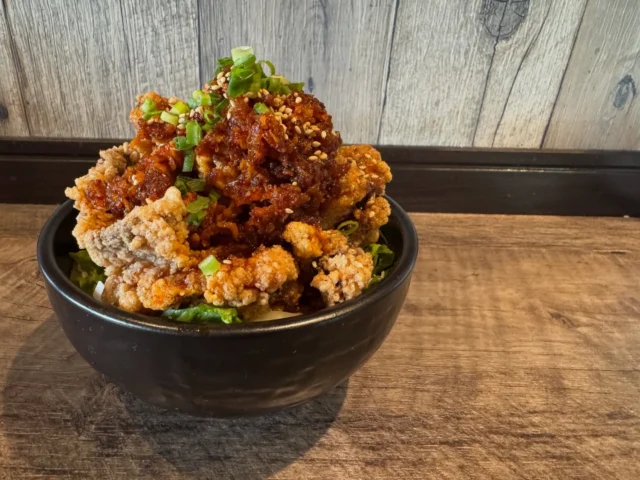 🍚Hungry bowLのどんぶり紹介🍚
⁡
⁡
【食べるラー油＋タレ漬け唐揚げ丼】
⁡
Hungry bowL1番人気のタレ漬け唐揚げ丼に
食べるラー油をトッピングした辛いもの好きな人に食べて欲しいオススメ丼です☝️
⁡
特徴は
当店自慢のタレ漬け唐揚げと上に乗ってるラー油🔥🔥
このラー油は店で手作りしてるもので完全オリジナルになります✨️
少々辛めに仕上げてますので辛いの苦手な人はご注意ください。
唐揚げ丼にかかっている甘だれとの相性も良くご飯が進みます🍚🍚
⁡
⁡

店長コメントとしては
僕が一緒懸命考えて作ったラー油です。
かなりの自信作なので唐揚げだけではなく
色んなものにトッピングしてみても良いかもしれません☺️
⁡
⟡.· ⎯⎯⎯⎯⎯⎯⎯⎯⎯⎯⎯⎯ ⟡.·

テイクアウトもできますので
店頭もしくはお電話にてご注文下さい👋
⁡
佐賀市内一部地域では
UberEATS、出前館も対応しております🚗³₃
⁡
🏠佐賀県佐賀市与賀町6-21
📞0952-23-7464
⁡
⟡.· ⎯⎯⎯⎯⎯⎯⎯⎯⎯⎯⎯⎯ ⟡.·
⁡
 #佐賀
 #佐賀市
 #与賀町
 #鍋島
 #飲食店
 #ご飯屋さん
⁡ #カフェ
 #どんぶり
 #肉
 #おしゃれ
 #オシャレ
 #佐賀大学
 #旅行
 #グルメ
 #唐揚げ
 #お子様連れ
 #ママさん 
 #学生
 #大盛り