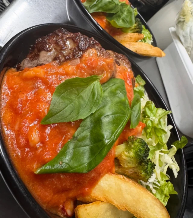 こんばんは👋
本店店長です！！
⁡
今月から提供している
【旨トマトチーズハンバーグ丼】ですが、
大変好評でたくさんご注文いただいております🍅✨️
⁡
テイクアウト、UberEATS、出前館でのご注文も可能ですので気になる方は1度食べてみてください！！
⁡
⟡.· ⎯⎯⎯⎯⎯⎯⎯⎯⎯⎯⎯⎯ ⟡.·

テイクアウトのご注文の際は
店頭もしくはお電話にてご注文下さい👋
⁡
佐賀市内一部地域では
UberEATS、出前館も対応しております🚗³₃
⁡
🏠佐賀県佐賀市与賀町6-21
📞0952-23-7464
⁡
⟡.· ⎯⎯⎯⎯⎯⎯⎯⎯⎯⎯⎯⎯ ⟡.·
⁡
 #佐賀
 #佐賀市
 #与賀町
 #鍋島
 #飲食店
 ご飯屋さん
⁡ カフェ
 どんぶり
 肉
 おしゃれ
 オシャレ
 佐賀大学
 旅行
 グルメ
 唐揚げ
 お子様連れ
 ママさん 
 学生
 大盛り