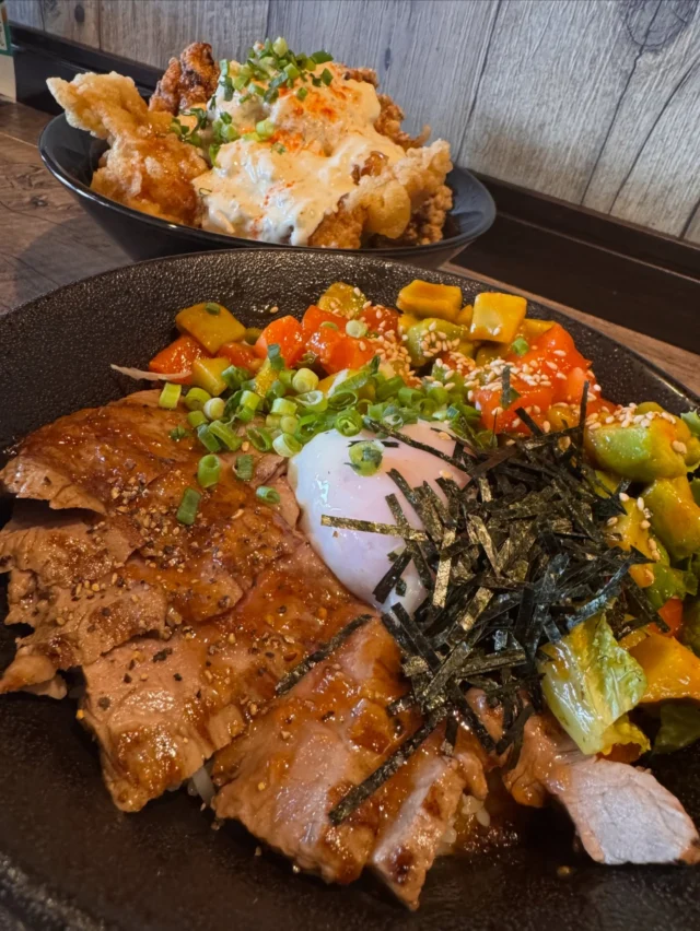 こんにちは🔆
今日は風が強いですね🍃
明日は寒くなるそうですよ！！
⁡
Hungry bowLは今日も営業中‼️
本店限定の
【赤身ステーキ＆サーモンのポキ丼】
【唐揚げ＆チキン南蛮丼】
も大変人気です✨️
⁡
他にも
【旨トマトチーズハンバーグ丼】
も本店限定メニューになります！！
是非とも食べていただきたいです☝️
⁡
⁡⟡.· ⎯⎯⎯⎯⎯⎯⎯⎯⎯⎯⎯⎯ ⟡.·

テイクアウトもできますので
店頭もしくはお電話にてご注文下さい👋
⁡
佐賀市内一部地域では
UberEATS、出前館も対応しております🚗³₃
⁡
🏠佐賀県佐賀市与賀町6-21
📞0952-23-7464
⁡
⟡.· ⎯⎯⎯⎯⎯⎯⎯⎯⎯⎯⎯⎯ ⟡.·
⁡
 #佐賀
 #佐賀市
 #与賀町
 #鍋島
 #飲食店
 ご飯屋さん
⁡ カフェ
 どんぶり
 肉
 おしゃれ
 オシャレ
 佐賀大学
 旅行
 グルメ
 唐揚げ
 お子様連れ
 ママさん 
 学生
 大盛り