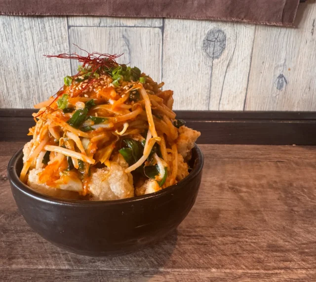 🍚Hungry bowLのどんぶり紹介🍚
⁡
⁡
【マシマシ野菜辛味噌のホルモン唐揚げ丼】
⁡
牛ホルモンをまさかの唐揚げにした
ハイカロリーで罪などんぶりです‼️

牛ホルモンを唐揚げにしようと思ったきっかけは
他の飲食店さんにご飯を食べに行った時に
⁡ホルモンの唐揚げがありまして食べてみたらまぁ美味しい✨️
いつかどんぶりにしようと思って出来上がったのがこのどんぶりです☝️
⁡
辛味噌野菜とホルモンと絡んでご飯が進みます。
ヤバいもの食べてるなーという思いと
めっちゃ美味いやん⋯っていう思いが
頭の中を駆け巡ります。
⁡

店長コメントとしては
⁡このどんぶりが好きな人はうちのどんぶり全部好きだと思います☺️笑
店長はこのどんぶりが好きで
お腹の贅肉を睨みつつもついついご飯とホルモンを口の中にかき込んでしまいます。
あなたも1度食べてみてはいかがですか？

⟡.· ⎯⎯⎯⎯⎯⎯⎯⎯⎯⎯⎯⎯ ⟡.·

テイクアウトもできますので
店頭もしくはお電話にてご注文下さい👋
⁡
佐賀市内一部地域では
UberEATS、出前館も対応しております🚗³₃
⁡
🏠佐賀県佐賀市与賀町6-21
📞0952-23-7464
⁡
⟡.· ⎯⎯⎯⎯⎯⎯⎯⎯⎯⎯⎯⎯ ⟡.·
⁡
 #佐賀
 #佐賀市
 #与賀町
 #鍋島
 #飲食店
 ご飯屋さん
⁡ カフェ
 どんぶり
 肉
 おしゃれ
 オシャレ
 佐賀大学
 旅行
 グルメ
 唐揚げ
 お子様連れ
 ママさん 
 学生
 大盛り