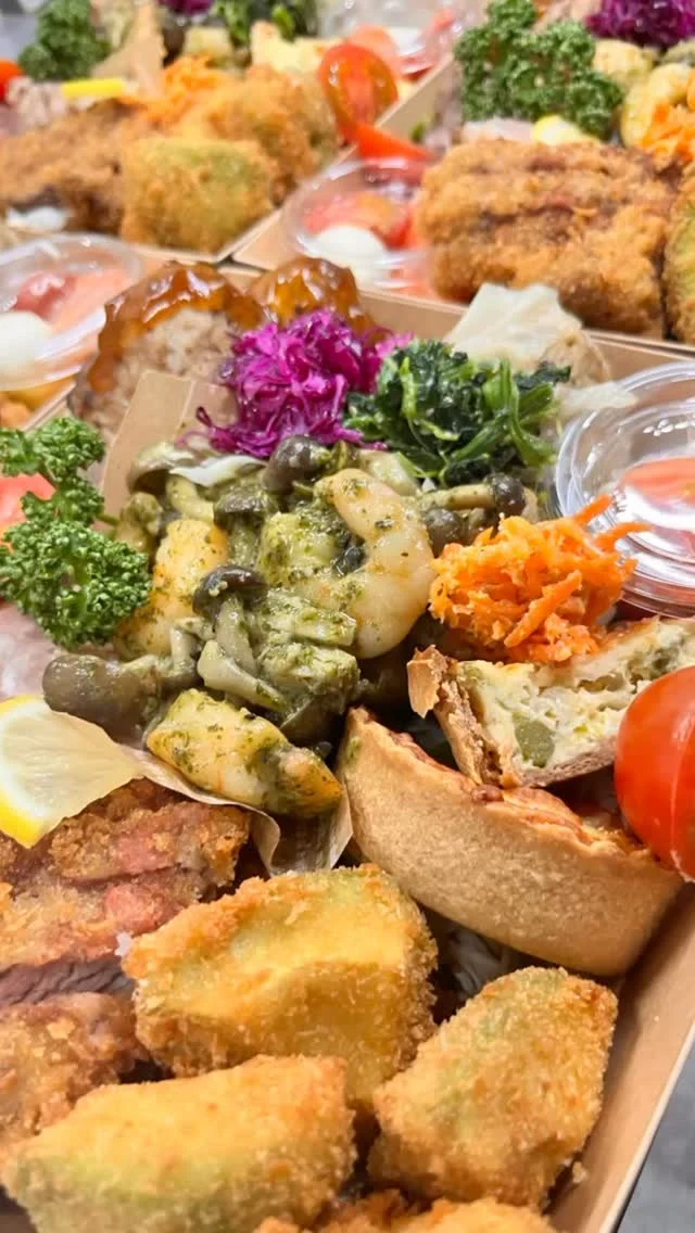 こんにちはハングリーボウルです！
⁡
先日の土日は久光スプリングスの佐賀アリーナホームゲームに出店しておりました！
⁡
店舗営業終わってからのイベント準備だったから20分睡眠で駆け抜けたこの2日間💦
⁡
お陰様でスプリングスも勝利🎉たくさんのお客様にも選んで頂けてお店側もハッピー✨️
⁡
皆様是非佐賀アリーナでのホーム戦の時は試合観戦しに来てください！いつもとちがうハングリーのオシャレ弁当やスイーツ等色々ありますので💃(イベントではオーナーが作りたいものを作りたいだけ作っている為いつもと全く違った内容となっておりますw)
⁡
次は3/7.8の佐賀バルーナーズ対宇都宮BREX戦
⁡
バレー🏐の次はバスケ🏀⛹️‍♀️
⁡
是非お楽しみに！
⁡
#ハングリーボウル #佐賀アリーナ #佐賀久光スプリングス #佐賀バルーナーズ #お弁当