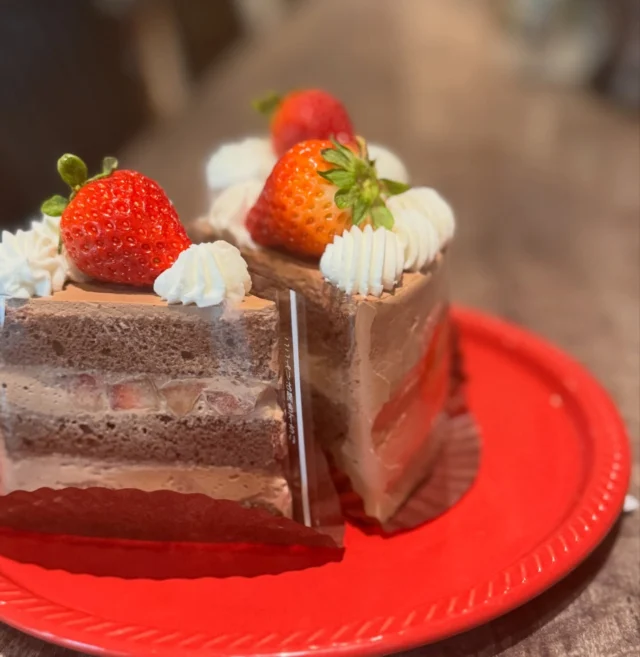 こんばんは👋
⁡
今日はバレンタインデー🫶
限定でメルティショコラクリームケーキ販売しております✨️✨️
店内飲食もテイクアウトもどちらでもOKです👌
⁡
⁡
それと、
ご報告ですが
わたくし本店で働いてた店長の寺井さんですが
4月からHungry bowL2ndに移動する事になりました🙇‍♂️
たまーに週1くらいで本店にいる時もありますので
よろしくお願いいたします😌
⁡
⁡⟡.· ⎯⎯⎯⎯⎯⎯⎯⎯⎯⎯⎯⎯ ⟡.·

テイクアウトもできますので
店頭もしくはお電話にてご注文下さい👋
⁡
佐賀市内一部地域では
UberEATS、出前館も対応しております🚗³₃
⁡
🏠佐賀県佐賀市与賀町6-21
📞0952-23-7464
⁡
⟡.· ⎯⎯⎯⎯⎯⎯⎯⎯⎯⎯⎯⎯ ⟡.·
⁡
 #佐賀
 #どんぶり
 #カフェ
 #グルメ