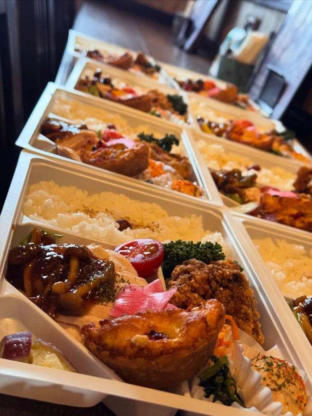 こんにちは🔆
本店&セカンドスタッフの寺井さんです！
⁡
今日はお弁当のご注文を頂いておりましたので
朝から作らせていただきました🙏
ありがとうございます‼️
⁡
2月は特に
Hungry bowL、HungrybowL2nd、
Hungry marketへのお弁当のご注文を沢山頂いており
ほぼ毎日弁当のご注文のご予約が入っている状況です☝️
⁡
⁡
ちょっとお高くはありますが
仕事の会議やイベント、ちょっとした振る舞いなどのシーンでご注文いただければと思います。
気になる方はお電話やDMにてお問い合わせください✨️✨️
⁡
⁡⁡⟡.· ⎯⎯⎯⎯⎯⎯⎯⎯⎯⎯⎯⎯ ⟡.·
どんぶりなども
テイクアウトできますので
店頭もしくはお電話にてご注文下さい👋
⁡
佐賀市内一部地域では
UberEATS、出前館も対応しております🚗³₃
⁡
🏠佐賀県佐賀市与賀町6-21
📞0952-23-7464
⁡
⟡.· ⎯⎯⎯⎯⎯⎯⎯⎯⎯⎯⎯⎯ ⟡.·
⁡
 #佐賀
 #どんぶり
 #カフェ
 #グルメ
 #お弁当