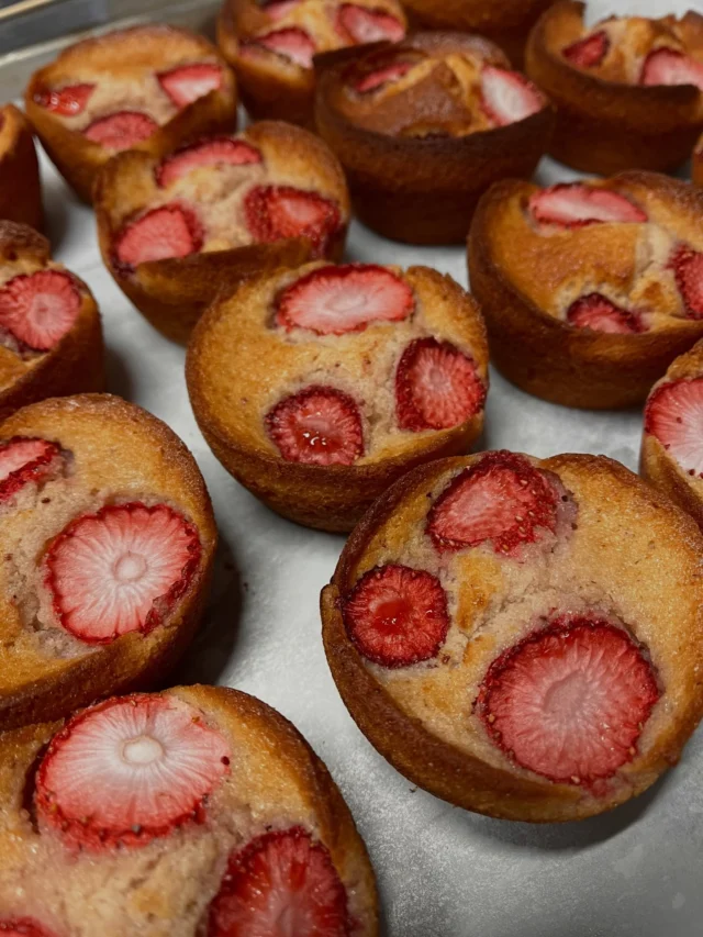 手作りスイーツ♡

写真は、イベントで販売してきた焼き菓子の数々。
他にもオレンジマフィンや、ザクチョコマフィン、りんごとおいものケーキ、キャラメルアーモンドcakeなどなど✨
これまでたくさん作らせてもらいました。

イベント時、
今日のスイーツは何だろう？と見てもらえるだけでも
すでに嬉しいのに、
ご購入いただき、
お声がけいただく事もあるとの事で、
嬉しく思う日々です。

ありがとうございます♡

なんだか感謝の気持ちで心が溢れたので
投稿させてもらいますwww

いつもありがとうございます♡

※現在焼き菓子はイベント時のみ販売をしております

#焼き菓子 #イベント販売 #ハングリーボウル