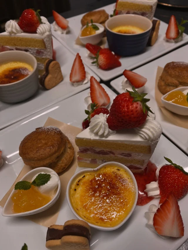 ⭐️土日祝日のみ、１５時〜１７時の間も営業しています⭐️
カフェタイムメニューの１つに、
開催日を設けて、“事前予約制の”
アフタヌーンスイーツプレート🍰🍮🍓
もはじめています。

昨日、今日と、ご予約いただき、作らせていただきました🥰食べに来てくださり、ありがとうございます♡

次回は
４月１２日（日）
４月１８日（土）
４月１９日（日）
４月２５日（土）
４月２６日（日）
４月２９日（水）

開催を予定しています。
４月分は明日以降ご予約受付可能。
インスタグラムDMからでも、直接店舗へお電話いただいてもどちらでもご予約可能です。

どうぞよろしくお願いします🙇‍♀️

#アフタヌーン#スイーツプレート #佐賀
#小城#カフェタイム