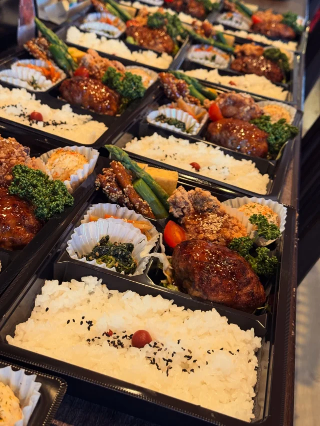 ⁡こんにちは🔆
⁡
3月4月と特注弁当のご注文を多く頂いております🙏
企業様からのご注文が多く本当にありがたいばかりです🙇‍♂️
⁡
佐賀市内でお弁当注文に悩まれてる方いましたら是非
Hungry bowLのお弁当弁当ご検討ください！！
⁡
⁡
それと、
オードブルや通常テイクアウトもございますので
ご注文の際はお電話にてお願いします👋
⁡
⁡
⁡

 #佐賀
 #どんぶり
 #カフェ
 #グルメ
 #お弁当