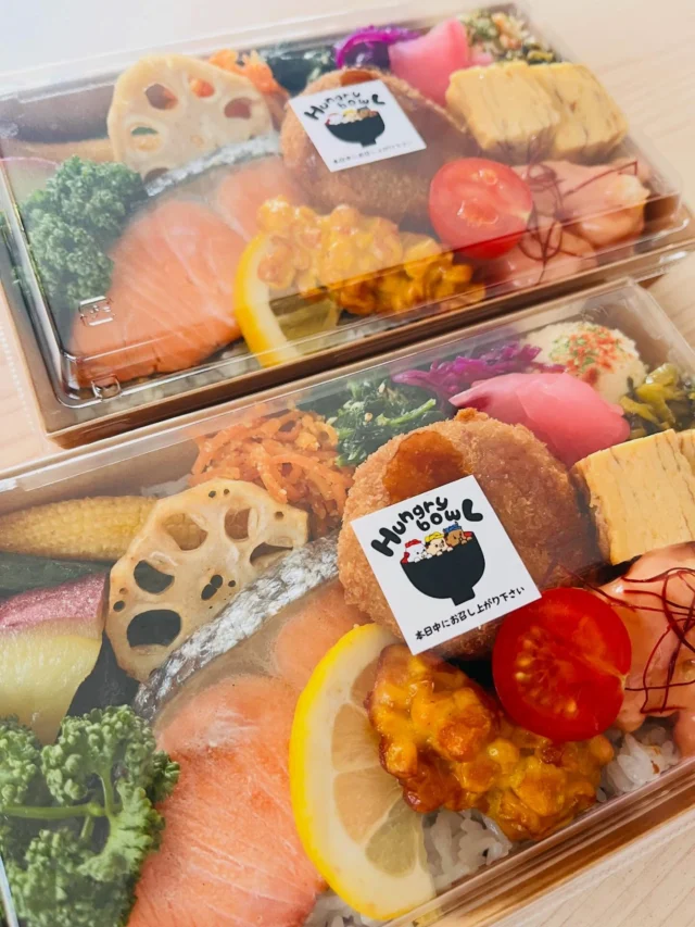 こんにちは😉
ハングリーボウルマーケットです✨
ご紹介遅くなりましたが、少し前からお弁当のシールが変わりました✨✨
すぐにお客様から「シール可愛くなりましたね」っと気づいていただきました🥰

ハングリーの箸袋や唐揚げBOXをデザインしていただいた「ななめ堂」さんに、またまた可愛く作っていただきました💕@naname_do
いつもテンション上げさせていただきありがとうございます😆✨

#ななめ堂
#newシール
#可愛いデザイン
#スタッフお気に入り