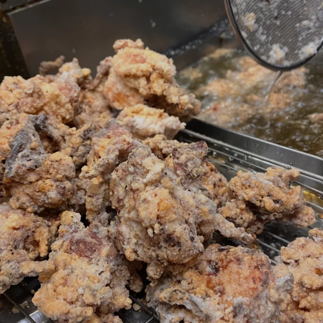 人気のタレ漬け唐揚げ✨
リピーター様多数✨✨

いつもありがとうございます♡

からりと上がったタレ漬け唐揚げに、
特製の甘だれをかけてお召し上がりいただきます。

唐揚げ単品のご注文も可能ですし、
ご飯の上にボリューミーに乗った唐揚げ丼や、
タレ漬け唐揚げに、
トッピングで、トロトロ出汁卵や、
食べるラー油や
チーズも良きですね✨✨

当店人気No. 1のタレ漬け唐揚げ！
是非お召し上がり下さいませ♪

テイクアウトも可能です！

皆様のご来店、お待ちしております。

#佐賀
#小城
#唐揚げ