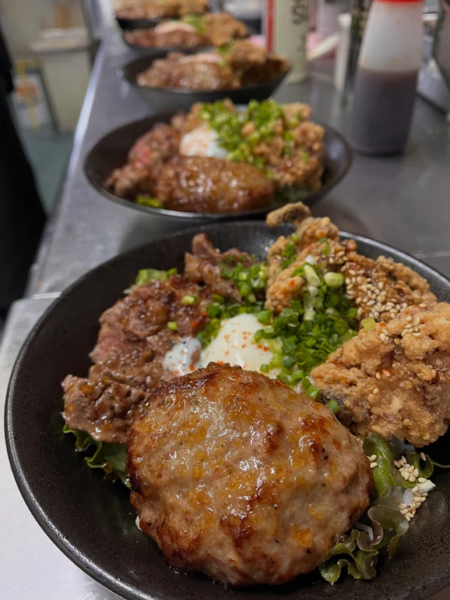 2929丼♡
当店のおすすめが、ご飯の上に全部乗ってます✨✨
タレ漬け唐揚げ、肉ゴロ粗挽きハンバーグ
希少部位メガネステーキ✨✨

食べに来ませんか？
テイクアウトも可能です♡

皆様のご来店をお待ちしております✨✨

#2929丼
#丼
#佐賀
#小城
#がっつり飯