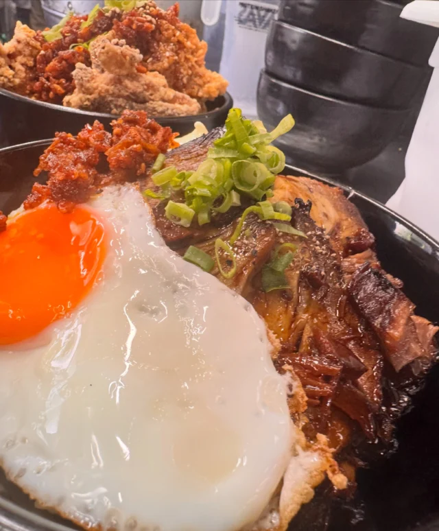 こんにちは👋
お久しぶりです
本店&セカンドスタッフの寺井です！
⁡
本店限定気まぐれ丼
【焼豚エッグ丼】好評でございます✨️✨️
本日1杯目のご注文もこちらでした。
⁡
3時間以上煮込んたホロホロお肉とみんな大好き目玉焼き🍳
マヨネーズと自家製食べるラー油を添えた
食欲をそそるご飯が止まらないどんぶりです！！
⁡
まだ食べられてない方は是非ともご注文ください☺️
⁡
 #どんぶり
 #カフェ
 #佐賀
 #チャーシュー
 #グルメ