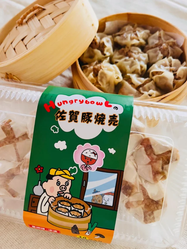本日は新しい冷凍商品のご紹介です✨

この度ハングリーボウルマーケットから、
「冷凍　佐賀豚焼売」が誕生しました✨

この「佐賀豚焼売」は、イベント時に人気商品となりまして、少し前から当店のお弁当でも登場しておりましたが、たくさんのお客様やスタッフから、ぜひ商品化してほしいとのお声が多く、やっとやっと商品が完成しました😆

当店の焼売は、
きめ細やかな肉質と甘みのある脂が特徴の
「佐賀県産豚肉」を贅沢に使用しております♪
お肉の食感を楽しめる「粗挽き」と、旨みを全体にいきわたらせる「細挽き」の二種類を独自配合。
噛みしめるたびに、豚肉本来のジューシーな旨みが口いっぱいに広がります😋
豚肉と一緒に玉ねぎ、長ネギ、椎茸、筍、生姜を練り込んでいて、あえて食感を楽しめる大きさにカットしてます。お肉と野菜の旨味が凝縮した自慢の焼売です✨
全て手作りで、ひとつひとつ丁寧に包み上げた、渾身の焼売✨まずは何もつけずに、素材そのものの美味しさを存分にお楽しみください。

あと一品おかずが欲しい時に、お弁当に、ホームパーティに、お酒のお供に、小腹が空いた時に…いろんな場面で食べていただきたいです❣️

ラベルのデザインは「@naname_works」さん✨
今回もめちゃくちゃ素敵なデザインに仕上げていただきました🥰キャラクター全員の表情がたまらなく可愛い💕いつもありがとうございます♪

明日6月9日(火)より、ハングリーボウルマーケットて販売スタートです。
こちらは、姉妹店のハングリーボウル本店やハングリーボウルセカンドの自販機ではまだ購入出来ないため、購入をご希望の方はぜひ当店までお越しください。
もちろんお取り置きもオッケーです🙆‍♀️
皆さまのご来店お待ちしております✨✨

⭐︎本格調理⭐︎
1番美味しい状態で食べていただく調理方法は、せいろなどの蒸し器でお湯を沸騰させてから冷凍のまま焼売を並べて、15分〜20分蒸してください。
⭐︎楽チン調理⭐︎
お皿に焼売を4個並べ1ミリ程度水を張り、お皿全体にふわっとラップし、500Wで約5分調理。(個数が増える場合は時間を調整してください。)

※どちらの調理方法も必ず火が通っているか確認してからお召し上がりください。

#冷凍焼売
#佐賀豚焼売
#ななめ堂
#ハングリーボウルマーケット
