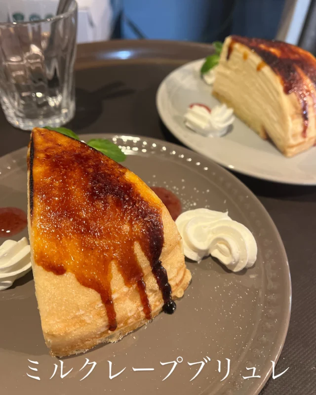店内食限定　ミルクレープブリュレ♡
カスタードクリーム&純生クリームを合わせた
ダブルクリームを、
10層に重ねて作っています。

食感が魅力的😍

オーダーを受けてから表面をパリッと飴状にします。
時間が経つとしっとりするので、
ブリュレするのは、
“店内食限定”
とさせていただきます。

是非♡