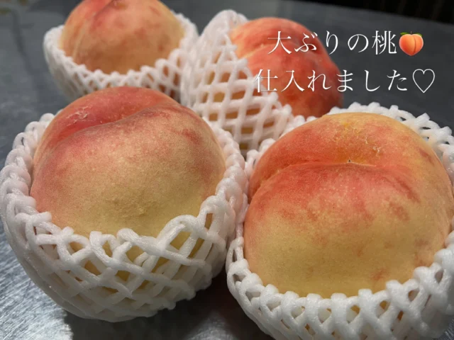 本日は七夕ですね🎋
願いが叶うとしたら、皆さん何を願いますか？

今日は渕上青果さんに、
大ぶりの桃の仕入れをお願いして、立派な桃が届きました♡
こんな大きな果実が木になるなんて🍑
想像したらテンションがあがります♡

今が旬の桃🍑
大ぶりな桃の果肉のジューシーさがたまらない✨✨
今後の桃スイーツが並ぶ日をお楽しみに✨✨

今日も元気に営業中です。
どうぞよろしくお願いいたします♡