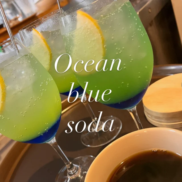 オーシャンブルーソーダ✨
混ぜると美しい深い海の色に変化します🪼

ノンアルコールのドリンクです！
お味はオレンジソーダ味🍊

数量限定でお出ししております。
是非♡
皆様のご来店をお待ちしております✨✨