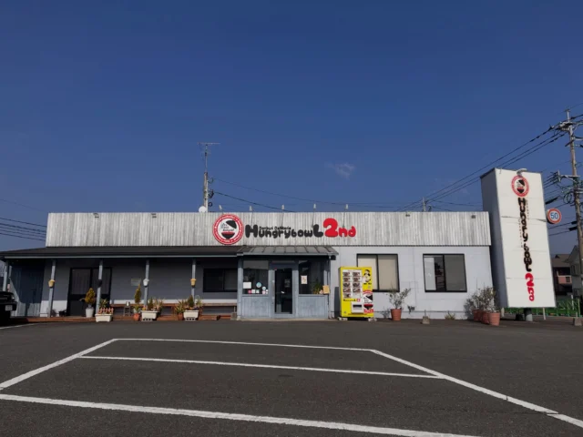 ハングリーボウル2nd
佐賀県小城市三日月町♡

全席お座敷スタイル♡

入り口でお靴を脱いでお入りいただきます。
半個室になっており、
赤ちゃん連れのママ達、ご家族様にも
よくご利用いただいております。
ベイビー達めちゃ可愛い😍

別室にオムツ交換の場所もございますので、
お声かけいただきますと、
スタッフがご案内いたします✨✨

また、そばに線路があるので電車が見えるのも魅力🚃
好きなキッズ多いですよね♡

どうぞ皆様ご利用くださいませ。
ご来店をお待ちしております♡