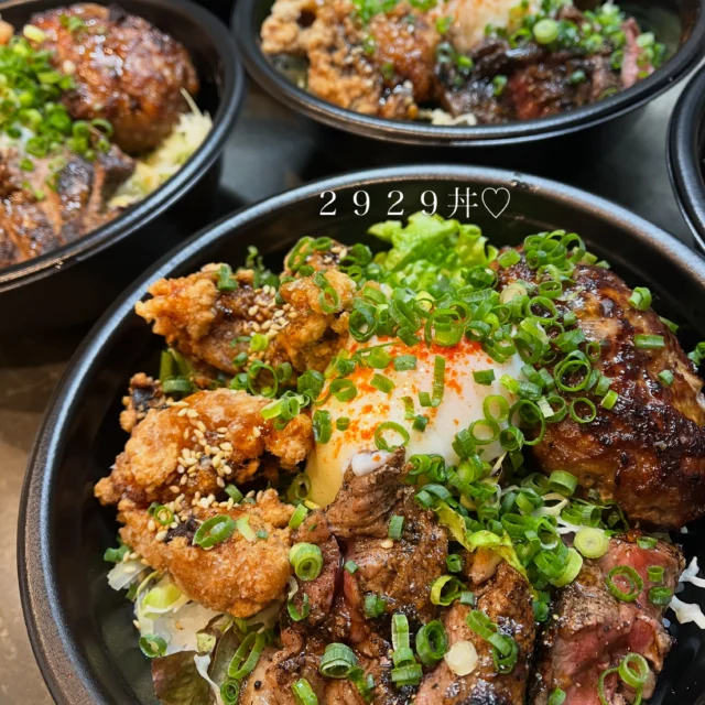 ２９２９丼♡
色々食べたい！！！
そんな貴方へ♡

肉ゴロ粗挽きハンバーグ
どデカ唐揚げ
希少部位メガネ使用赤身ステーキ
とろ〜り温玉

当店メニュー豊富にございます。
その中でも、
常に月間注文数、上位に君臨♡

２９２９丼♡

いつもありがとうございます♡

がっつり食べたいを叶えます！！
是非♡

テイクアウトも可能です✨✨
よろしくお願いいたします