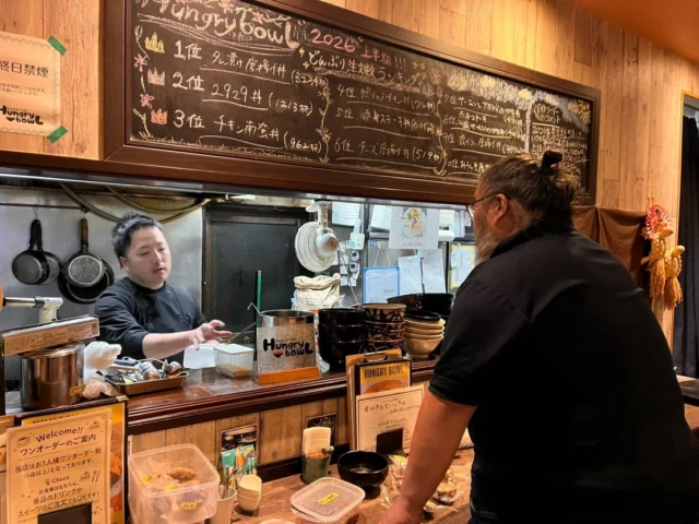 こんばんは！
Hungry bowLスタッフの寺井です👋

今回Hungry bowLと喫茶ヤクさんとのコラボで料理を担当させていただくことになりました🙇‍♂️

僕は料理がすごく大好きで色々な料理を作るんですが
まだまだ料理の知識をつけたいと思って手を伸ばしたのが【スパイス】というジャンルでした。
素人ながらにスパイスを使い始めて思った事、
「用途がわかんねぇ」「種類多すぎ」「そもそも使い方知らねぇ」
そんなこんな思いながらも独学で学んでる時
オーナーのお知り合いの喫茶ヤクの店主さんからコラボのお話がありましたのでこれとない機会と思い参加させていただきました🙏

どんな料理に仕上がるか楽しみですね、
他では食べれないような特別なものをお出ししたいと思っておりますのでもう少々お待ちください🌱‬‪

 
試作の写真もちらほら、
今後もちょこちょこ投稿していきます🫶
⁡
 #スパイス
 #カレー
 #唐揚げ
 #佐賀
 #どんぶり
