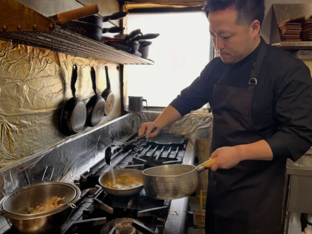 喫茶ヤクさんとのコラボ丼
トマトマーラージャオ唐揚げのカリー出汁茶漬け

料理人達の熱き語らい。

関わる事で、いっぱい見えたもの。
良きです♡

コラボ丼は、
佐賀市内のハングリーボウル本店でも
お召し上がりいただけます。
⚠️コラボかき氷はハングリーボウル2nd店のみ⚠️

是非♡
よろしくお願いいたします。