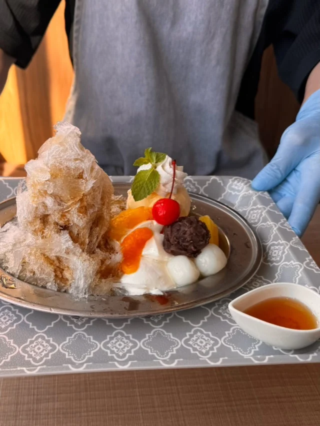 喫茶ヤクさんとのコラボレーション✨スイーツ部✨✨

自家製アールグレイシロップの
フルーツあんみつ風かき氷
ヤクさん特製オリジナルブレンドスパイスシロップを添えて

⚠️コラボかき氷は
小城市三日月町ハングリーボウル2nd店のみご提供中⚠️

コラボ丼と
コラボかき氷両方食べたいけれど、
完食出来ないかもしれないwww
と、よくご相談をお受けします。

そうですよね✨✨喜んでもらいたくて
両方とも張り切ったボリュームで仕上がってますwww

当店は、カフェ利用としても大歓迎☕️🍰🍧

是非♡お気軽にご利用くださいませ。
かき氷だけお召し上がり等、それはそれで本気で嬉しいです✨✨
皆さまのご来店をお待ちしております。

また、先日喫茶ヤクさんの店舗に
コラボ企画のチラシを置かせていただいております。
裏面に、
ハングリーボウル本店
ハングリーボウル2nd店で
使用できる
サービスチケットを載せておりますので、
是非こちらもご利用くださいませ。
どうぞよろしくお願いいたします🥰