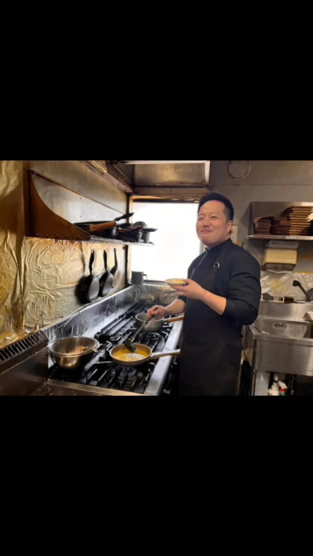 喫茶ヤク×HungrybowL
コラボ　

トマトマーラージャオ唐揚げの
カリー出汁茶漬け

人気です♡
こちらをお目当てに来てくださる方も多く、
改良を重ね、商品になったどんぶりを
沢山の方にお召し上がりいただいて、
とっても嬉しく思います。

料理大好き寺井君も
スパイスの魔術師こと、喫茶ヤクマスターも
ホッと笑顔☺️

８月末まではご提供予定です。
是非この機会に、
お召し上がり下さいませ。

皆様のご来店をお待ちしております♡