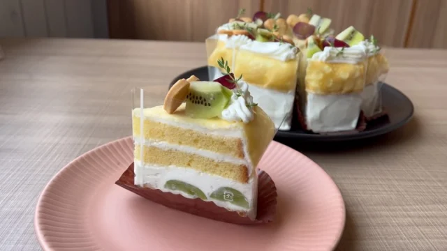 季節のフルーツ盛りショートケーキ♡

佐賀県産シャインマスカットをサンドして、
可愛らしくクレープでドレスをきせて、
絞りをモンブランぽく、
秋をイメージしてみました✨✨

食後のデザートにいかがでしょうか？
テイクアウトも可能です🉑

是非♡