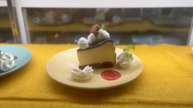あんばす♡

粒あん入りのバスクcheese ケーキ！
今、とても人気です🥰
多くの方が、スイーツセットのデザートとして
お選びいただいたり、
また、あんこ好きのご家族の方へと、
お土産として選ばれたりと✨✨

ありがとうございます♡

なるだけ毎日並べれる様に、頑張ります✨✨
売り切れの場合はご了承下さいませ。
お取り置きは可能です🉑

皆様の食べてみたい！と
思ってもらえるcakeをどんどん並べたいな✨✨

そんな風に、今日は強く思わせていただきました♡

小城三日月町
ハングリーボウル2nd店ご利用の際は、
是非デザートまで✨✨

よろしくお願いいたします✨✨☺️