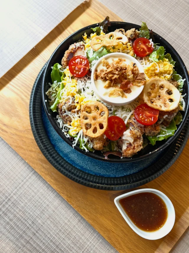 サラダボウル🥗
たっぷりお野菜だけではなく、お肉も乗ってます✨✨

※ご飯や小鉢、お味噌は付きません

シェアしてお召し上がりいただいたりも
オススメです✨✨

是非一度ご賞味下さいませ。

本日も皆様のご来店をお待ちしております☺️