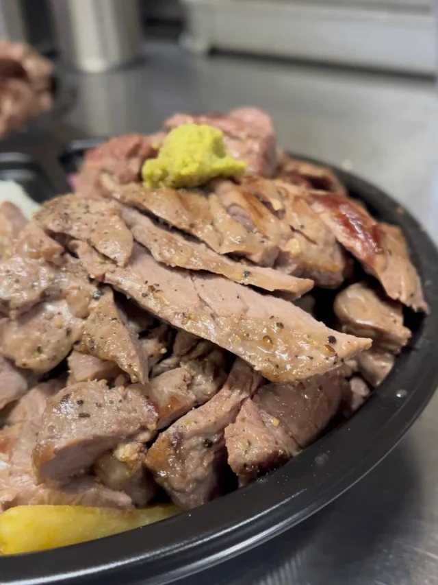めちゃくちゃボリューミー✨✨

テイクアウト　
超赤身ステーキ弁当　ダブル！！！

通常サイズでもお肉は200gですが、
今回はダブルなので、
希少部位メガネのお肉が400g！！！！

圧巻♡

蓋が閉まらないのではないかと心配する量でしたww
タレを別添えにしてなんとかお渡しする事が出来ました。
ご注文ありがとうございました✨✨

作る側も楽しかったです！！！

モリモリ食べれる幸せ🥰
いいですよね〜✨✨

そして、当店の肉だれもまたオススメ！！！
お肉の美味しさを引き立てます！
ご飯が進むっちゃんね🥰

超赤身ステーキ弁当いかがでしょうか？

本日もたーくさんのお客様で店内賑わっておりました！
賑やかなお声、雰囲気が好きです🥰

明日もどうぞよろしくお願いいたします✨✨
thank you♡