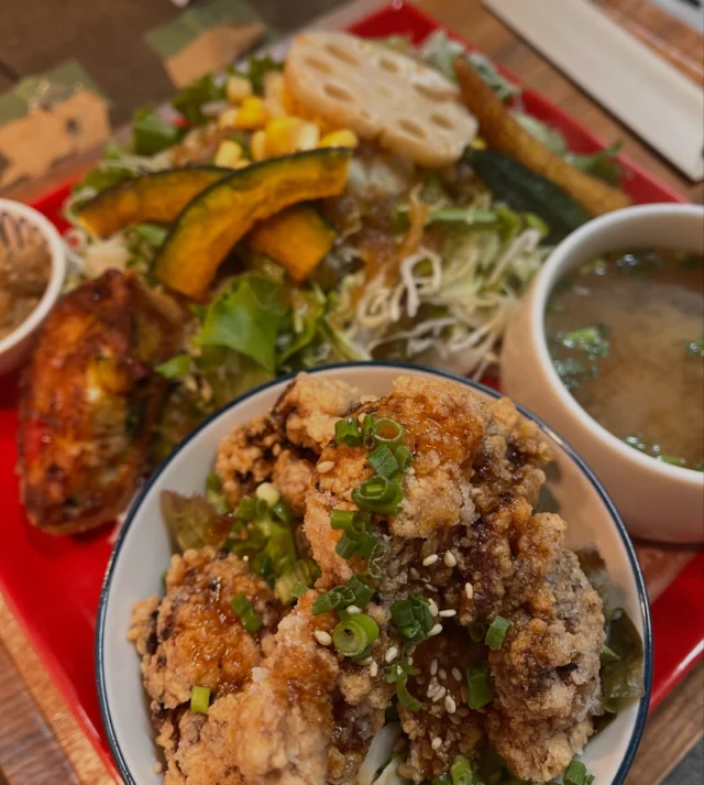 平日限定　レディプレート♡

選べるミニ丼！
選べるたっぷりドリンク！！
月替わりの贅沢アイス付き！！！

ぜーんぶついて、
1,650円（税込）

お野菜たっぷりワンプレート🥰
バランス良くお食事をお楽しみいただけます✨✨

是非♡