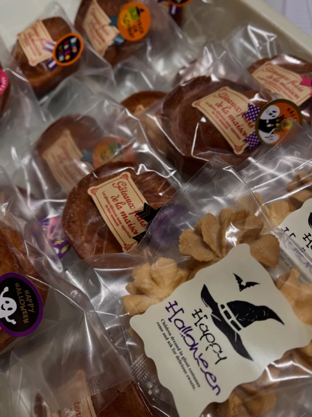 ハロウィンギフト🧟‍♀️🎃👻🧟
本日より、数量限定で販売します🥰

ハロウィンギフトの中身には
バニラマドレーヌ３個
お花のクッキー４個入りを1袋
1100円（税込）

単品
リッチな香りバニラマドレーヌ
280円（税込）

販売中です✨✨

バニラマドレーヌ、
ほんとにほんとにオススメなんです✨✨
いかがでしょうか？？

ホッと一息つきたい時の、
tea timeのお供に是非🫖

よろしくお願いいたします🥰